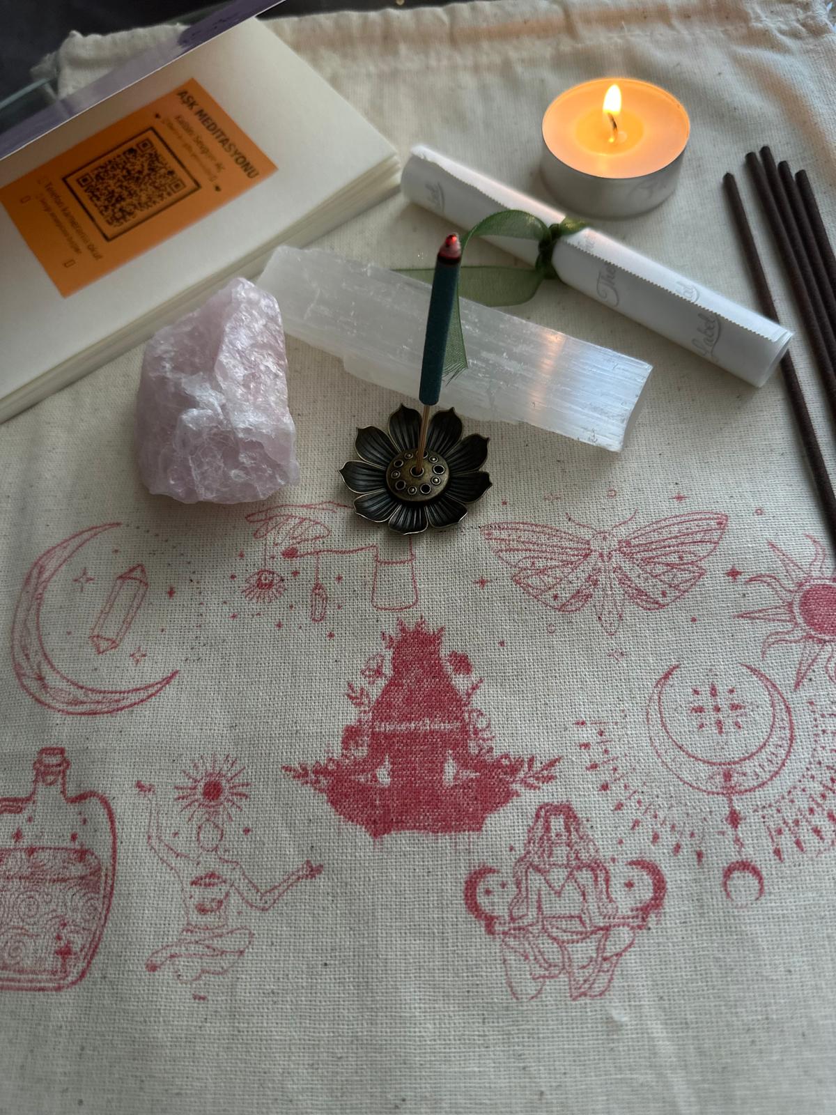 Aşk Frekansı Ritüel Seti | Pembe Kuvars & Selenit, Lotus Tütsü, Mum, Meditasyon Koleksiyon Çantası