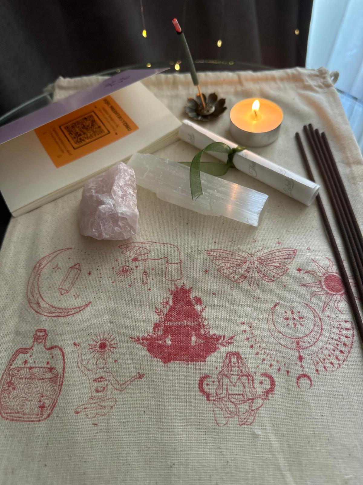 Aşk Frekansı Ritüel Seti | Pembe Kuvars & Selenit, Lotus Tütsü, Mum, Meditasyon Koleksiyon Çantası