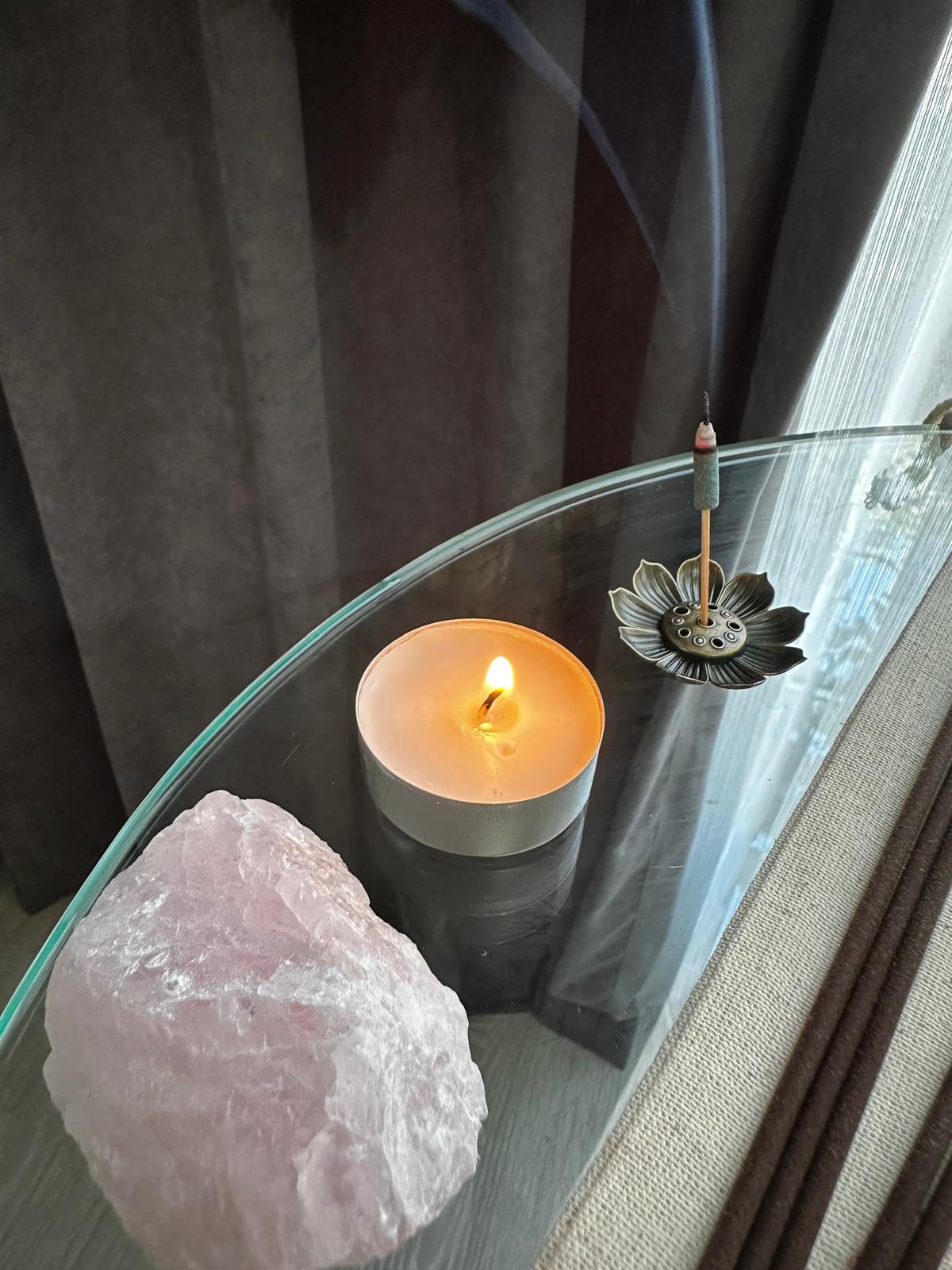 Aşk Frekansı Ritüel Seti | Pembe Kuvars & Selenit, Lotus Tütsü, Mum, Meditasyon Koleksiyon Çantası